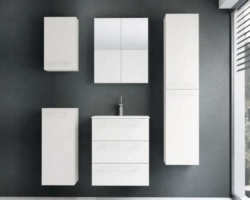 Modernes, weißes Badmöbel-Set zur Wandmontage, bestehend aus Waschtischunterschrank, Spiegelschrank, Hochschrank und zwei Hängeschränken.