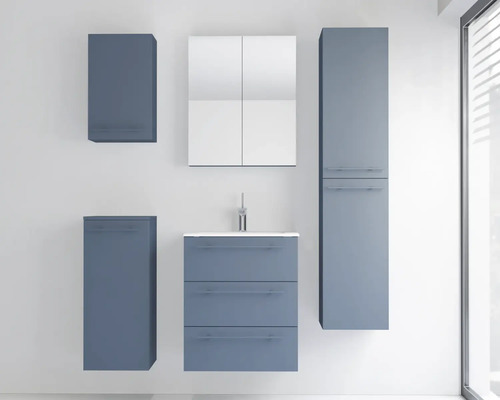 Badezimmer-Möbelset in Blau-Grau bestehend aus Waschtisch, Spiegelschrank, Hochschrank und zwei Hängeschränken.
