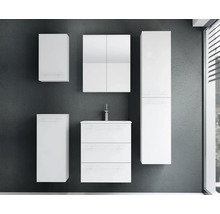 Modernes Badezimmermöbel Set in Weiß bestehend aus Waschbeckenunterschrank, Spiegelschrank und mehreren Seitenschränken.