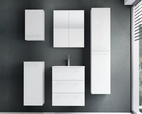 Modernes Badezimmermöbel Set in Weiß bestehend aus Waschbeckenunterschrank, Spiegelschrank und mehreren Seitenschränken.