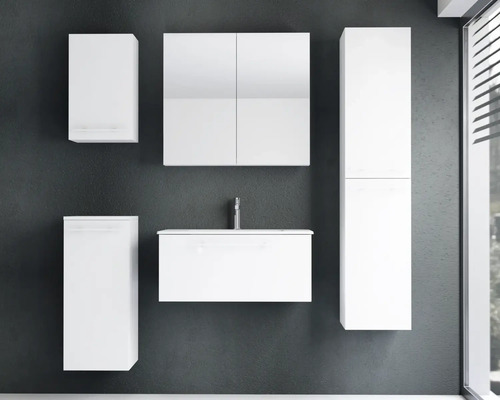 Modernes weißes Badezimmermöbel-Set bestehend aus Waschtischunterschrank mit Waschbecken, Spiegelschrank und Wandschränken.