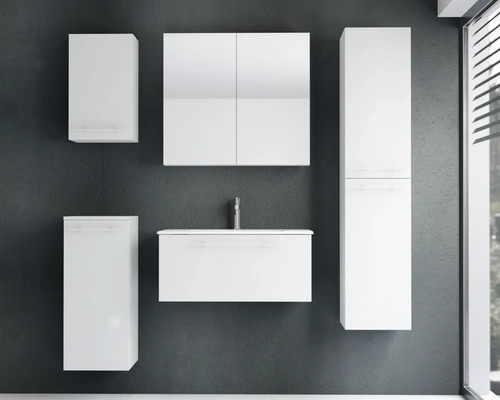 Modernes weißes Badezimmer-Möbelset bestehend aus Waschtisch mit Waschbecken, Spiegelschrank, Hochschrank, Wandschrank und Unterschrank.