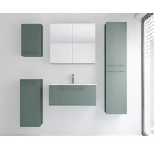 Modernes Badezimmermöbel-Set in Salbeigrün mit Spiegelschrank, Waschtisch, Hochschrank und zwei Wandschränken.