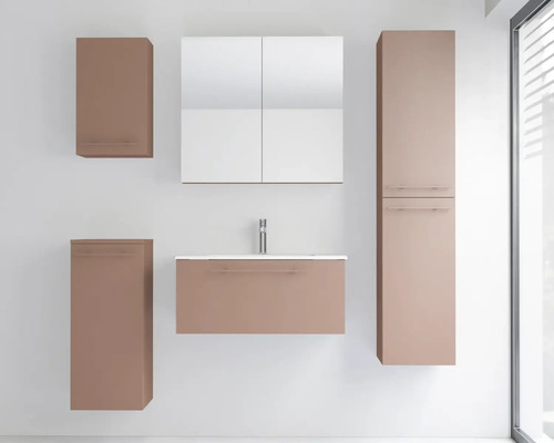 Badmöbel-Set bestehend aus Waschbeckenunterschrank mit Waschbecken, Armatur, Spiegelschrank, Hochschrank und zwei Beischränken.
