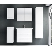 Weißes Badezimmermöbel-Set in modernem Design mit Waschtisch, drei Schubladen, viertürigem Spiegelschrank, Hochschrank und zwei Beischränken.