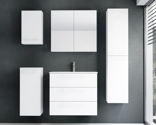 Weißes Badezimmermöbel-Set in modernem Design mit Waschtisch, drei Schubladen, viertürigem Spiegelschrank, Hochschrank und zwei Beischränken.