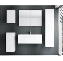 Modernes Badmöbel-Set in Weiß mit Waschbeckenunterschrank, Spiegelschrank, Hochschrank und Hängeschränken vor einer dunklen Wand.