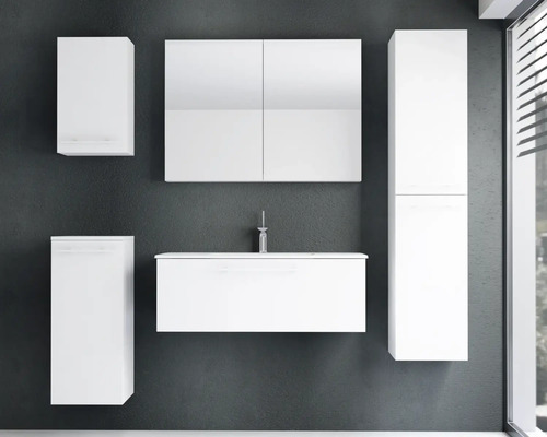 Modernes Badmöbel-Set in Weiß mit Waschbeckenunterschrank, Spiegelschrank, Hochschrank und Hängeschränken vor einer dunklen Wand.