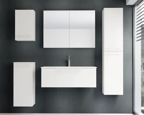 Fünfteiliges, weißes Badezimmermöbel-Set, wandhängend, mit Waschtisch, Spiegelschrank, Hochschrank und zwei Seitenschränken.