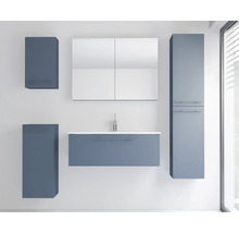 Modernes Badezimmermöbel-Set mit Waschbeckenunterschrank, Waschbecken, Spiegelschrank und drei Hängeschränken.