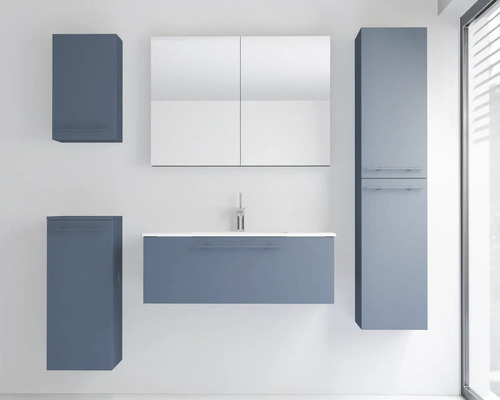 Modernes Badezimmermöbel-Set mit Waschbeckenunterschrank, Waschbecken, Spiegelschrank und drei Hängeschränken.