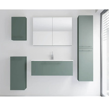 Modernes Badezimmermöbel-Set in Salbeigrün mit Waschtischunterschrank, Spiegelschrank, Hochschrank und Wandschränken.