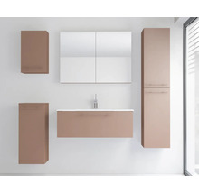 Modernes Badezimmermöbel-Set in mattem Altrosa mit Waschtischunterschrank, weißem Waschbecken, Spiegelschrank und drei verschiedenen Hängeschränken.