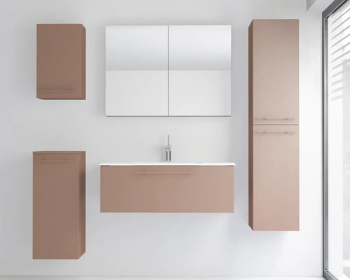 Modernes Badezimmermöbel-Set in mattem Altrosa mit Waschtischunterschrank, weißem Waschbecken, Spiegelschrank und drei verschiedenen Hängeschränken.