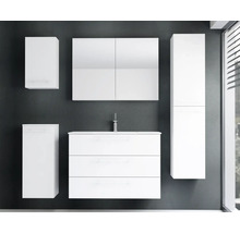 Weißes Badezimmermöbel-Set bestehend aus einem Waschbeckenunterschrank mit drei Schubladen, einem Spiegelschrank und drei wandhängenden Seitenschränken.