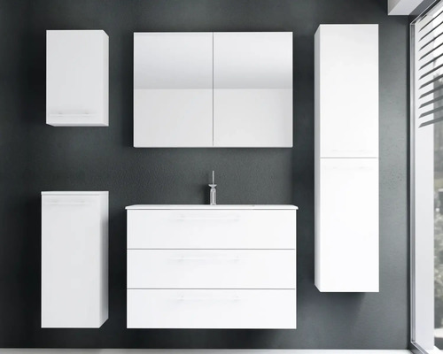 Weißes Badezimmermöbel-Set bestehend aus einem Waschbeckenunterschrank mit drei Schubladen, einem Spiegelschrank und drei wandhängenden Seitenschränken.