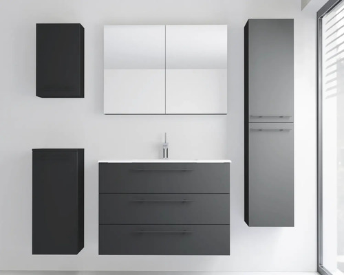Modernes Badmöbel-Set bestehend aus einem Waschtischunterschrank mit drei Schubladen, einem Spiegelschrank, einem Hochschrank und zwei Seitenschränken.