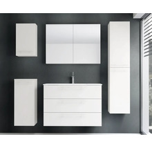 Weißes Badezimmermöbel-Set bestehend aus Waschtischunterschrank mit drei Schubladen, Waschbecken, Spiegelschrank, Hochschrank und Hängeschränken.
