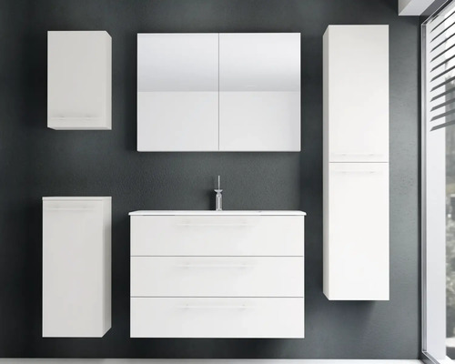 Weißes Badezimmermöbel-Set bestehend aus Waschtischunterschrank mit drei Schubladen, Waschbecken, Spiegelschrank, Hochschrank und Hängeschränken.