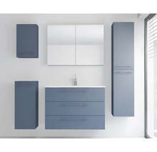 Badezimmermöbel-Set bestehend aus Waschbeckenunterschrank mit drei Schubladen, Keramik-Waschtisch, Spiegelschrank, Hochschrank und zwei Beistellschränken.