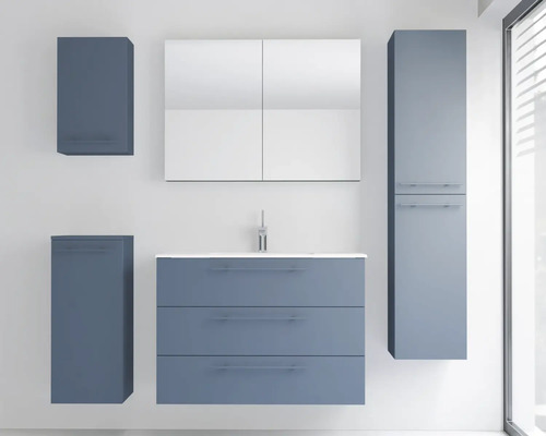 Badezimmermöbel-Set bestehend aus Waschbeckenunterschrank mit drei Schubladen, Keramik-Waschtisch, Spiegelschrank, Hochschrank und zwei Beistellschränken.