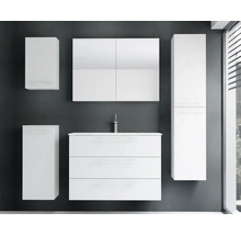 Weißes Badmöbel-Set bestehend aus Waschtischunterschrank mit Waschbecken, Spiegelschrank, Hochschrank und zwei Hängeschränken.