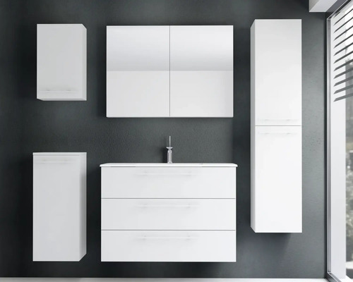 Weißes Badmöbel-Set bestehend aus Waschtischunterschrank mit Waschbecken, Spiegelschrank, Hochschrank und zwei Hängeschränken.