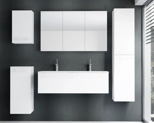 Modernes weißes Badmöbel-Set bestehend aus Waschbeckenunterschrank, dreiteiligem Spiegelschrank, einem Hochschrank und zwei Hängeschränken.