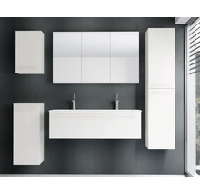 Modernes Badmöbel-Set in Weiß mit Doppelwaschtisch, zwei Armaturen, dreitürigem Spiegelschrank und mehreren Beistellschränken.