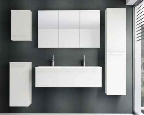 Modernes Badmöbel-Set in Weiß mit Doppelwaschtisch, zwei Armaturen, dreitürigem Spiegelschrank und mehreren Beistellschränken.
