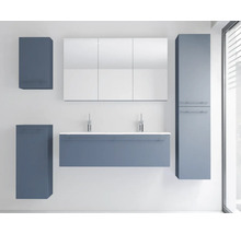 Modernes Badezimmermöbel-Set bestehend aus Doppelwaschtisch-Unterschrank, dreiteiligem Spiegelschrank und drei passenden Hängeschränken.
