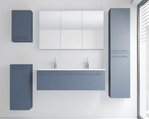 Modernes Badezimmermöbel-Set bestehend aus Doppelwaschtisch-Unterschrank, dreiteiligem Spiegelschrank und drei passenden Hängeschränken.