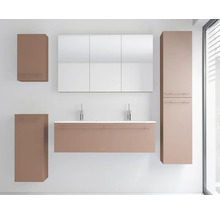 Modernes Badezimmermöbel-Set mit hängendem Doppelwaschtisch-Unterschrank, zwei Armaturen, dreitürigem Spiegelschrank und zwei Hochschränken.