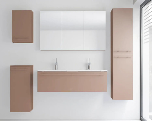Modernes Badezimmermöbel-Set mit hängendem Doppelwaschtisch-Unterschrank, zwei Armaturen, dreitürigem Spiegelschrank und zwei Hochschränken.