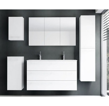 Modernes Badezimmermöbel-Set in Weiß mit Waschtischunterschrank, Doppelwaschbecken, dreitürigem Spiegelschrank, Hochschrank und Wandkastenelementen.