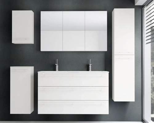 Modernes Badezimmermöbel-Set mit Doppelwaschtisch, dreitürigem Spiegelschrank, Hochschrank und zwei Seitenschränken.