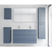 Modernes Badezimmermöbel-Set in Blau bestehend aus Doppelwaschtisch, dreiteiligem Spiegelschrank und mehreren Hängeschränken.