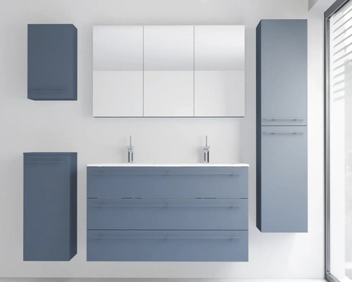 Modernes Badezimmermöbel-Set in Blau bestehend aus Doppelwaschtisch, dreiteiligem Spiegelschrank und mehreren Hängeschränken.