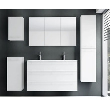 Modernes Badezimmermöbel-Set in Weiß bestehend aus Doppelwaschtisch, Spiegelschrank, Hochschrank und zwei Wandschränken vor einer dunklen Wand.