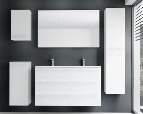 Modernes Badezimmermöbel-Set in Weiß bestehend aus Doppelwaschtisch, Spiegelschrank, Hochschrank und zwei Wandschränken vor einer dunklen Wand.