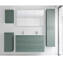 Modernes Badezimmermöbel-Set bestehend aus Doppelwaschtisch mit drei Schubladen, zwei Armaturen, einem Spiegelschrank und drei Hängeschränken.