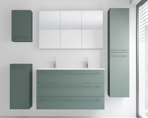 Modernes Badezimmermöbel-Set bestehend aus Doppelwaschtisch mit drei Schubladen, zwei Armaturen, einem Spiegelschrank und drei Hängeschränken.