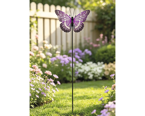 Gartenstecker mit einem lila und weiß gemusterten Schmetterling, platziert in einem hellen Garten mit Blumen und einem Holzzaun.