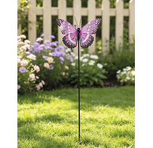 Gartenstecker mit einem lilafarbenen Schmetterling auf einem Rasen vor Blumen und einem hellen Holzzaun.