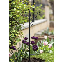 Schwarzer Gartenstab aus Metall mit drei Haken für Blumenampeln oder Vogelfutterhäuser, stehend in einem Blumenbeet.