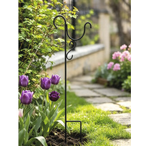 Schwarzer Gartenstab aus Metall mit mehreren Haken für Vogelfutterspender oder Laternen, im Garten neben lila Tulpen.