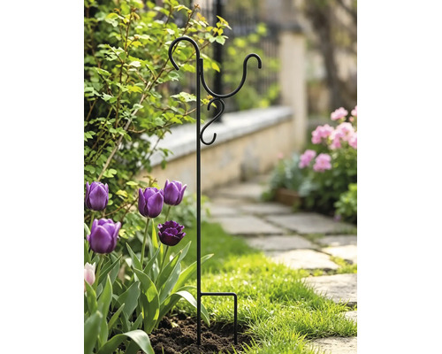 Schwarzer Gartenstab aus Metall mit mehreren Haken für Vogelfutterspender oder Laternen, im Garten neben lila Tulpen.