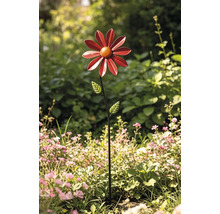 Gartenstecker aus Metall in Form einer Blume mit roten Blütenblättern in einem hellen Gartenbeet.