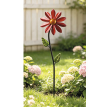 Dekorativer roter Gartenstecker aus Metall in Blumenform in einem Gartenbeet zwischen Hortensien.