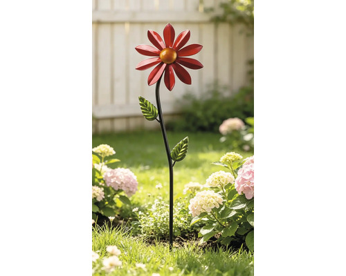 Dekorativer roter Gartenstecker aus Metall in Blumenform in einem Gartenbeet zwischen Hortensien.